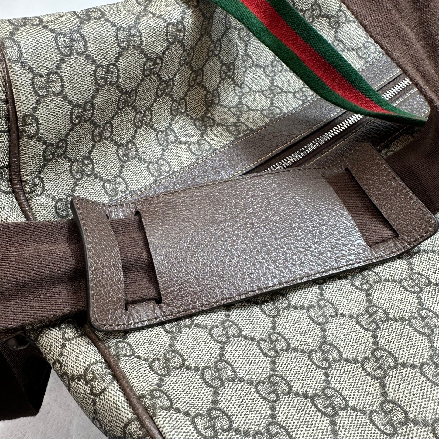Duffle And Weekender Luxury Designer By Gucci, Size: Medium