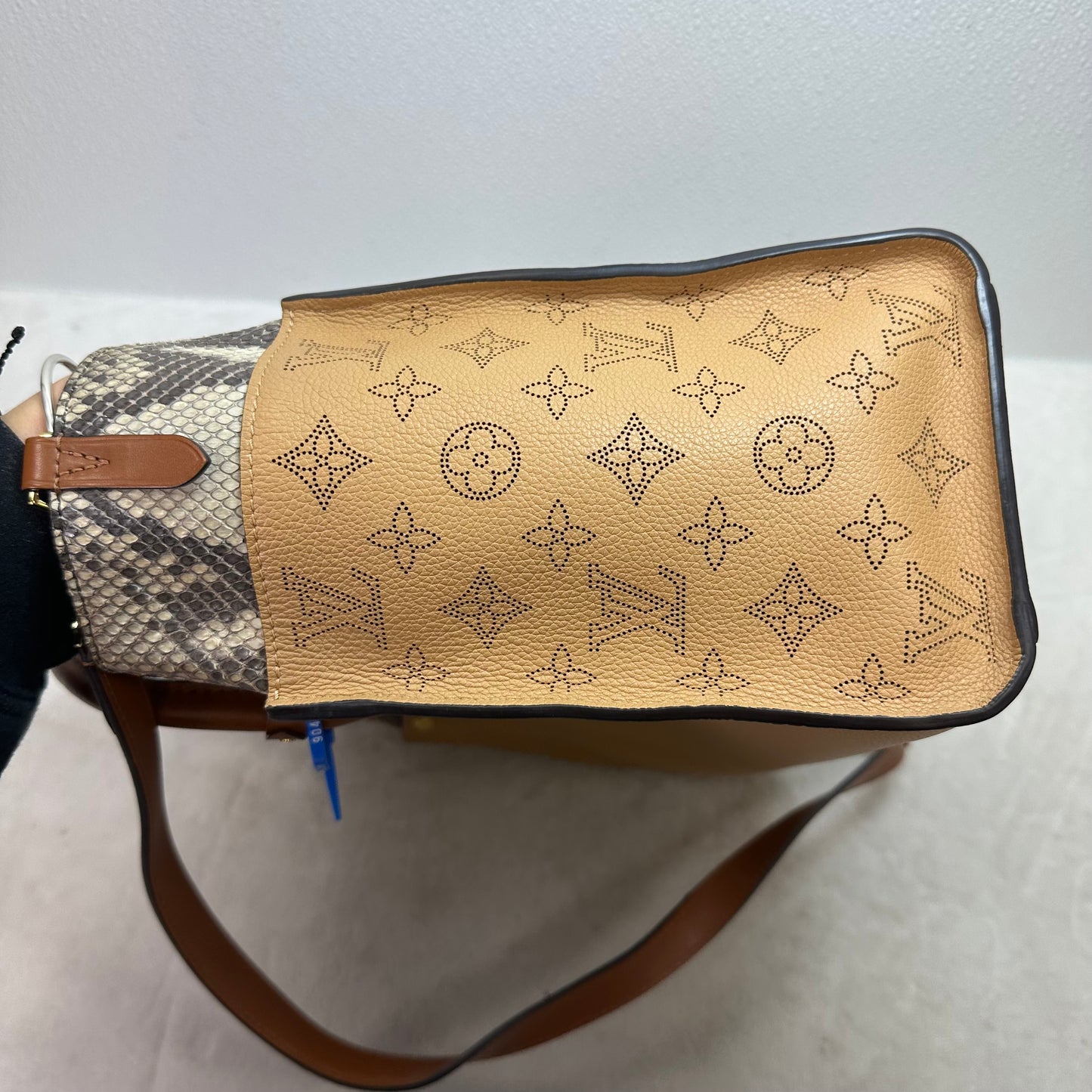 Handbag Luxury Designer By Louis Vuitton, Size: Medium