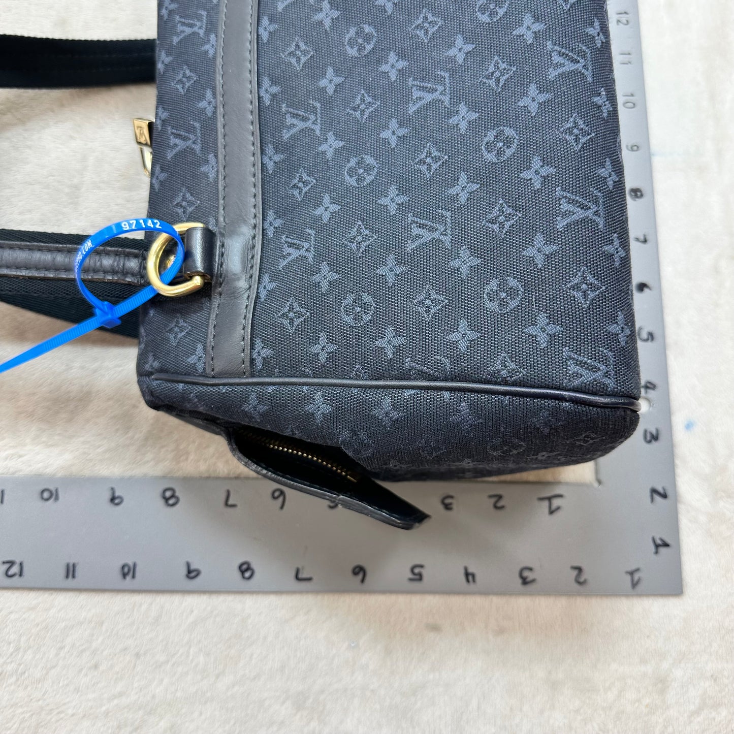 Handbag Luxury Designer By Louis Vuitton, Size: Medium
