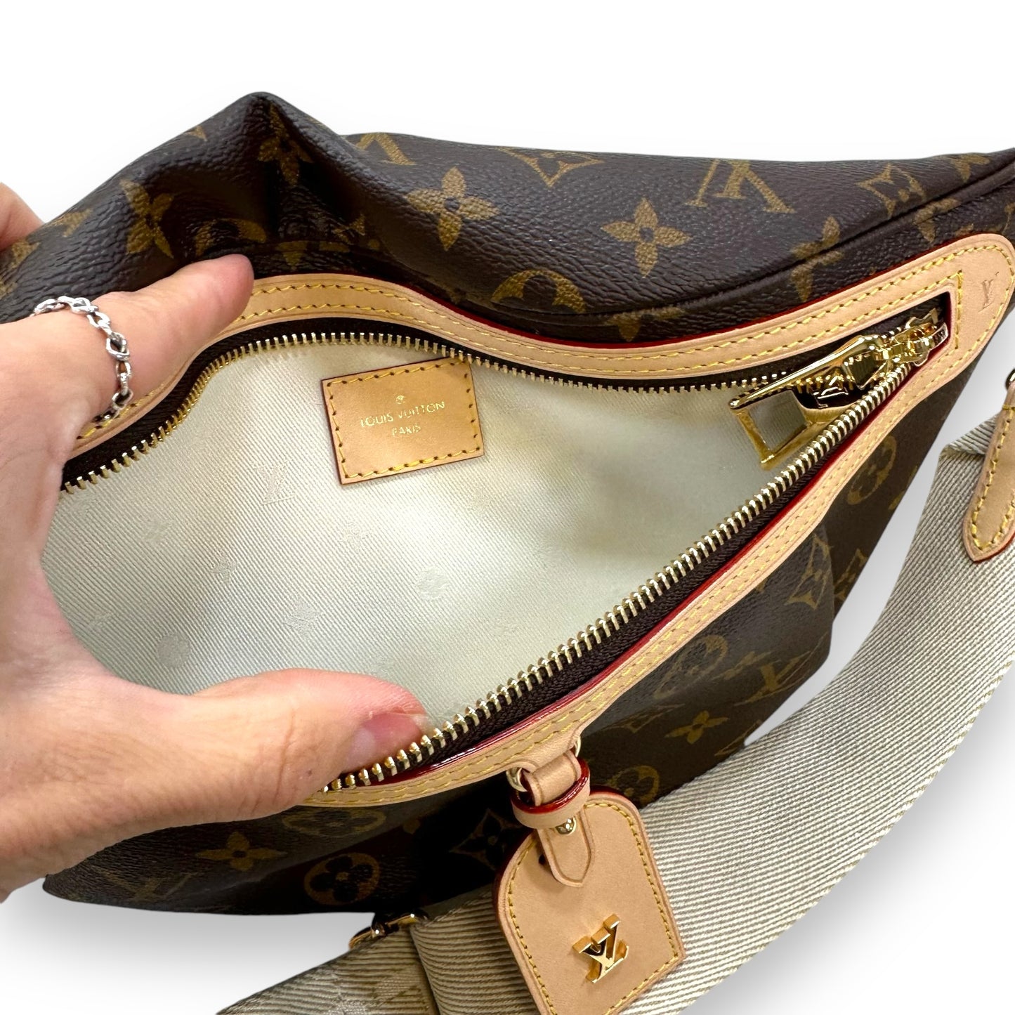 Microchipped HIGH RISE Bum bag Designer By Louis Vuitton, Size: Large