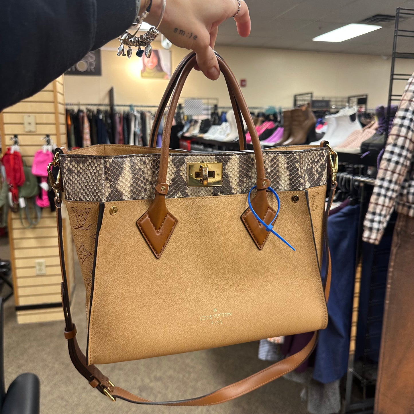 Handbag Luxury Designer By Louis Vuitton, Size: Medium