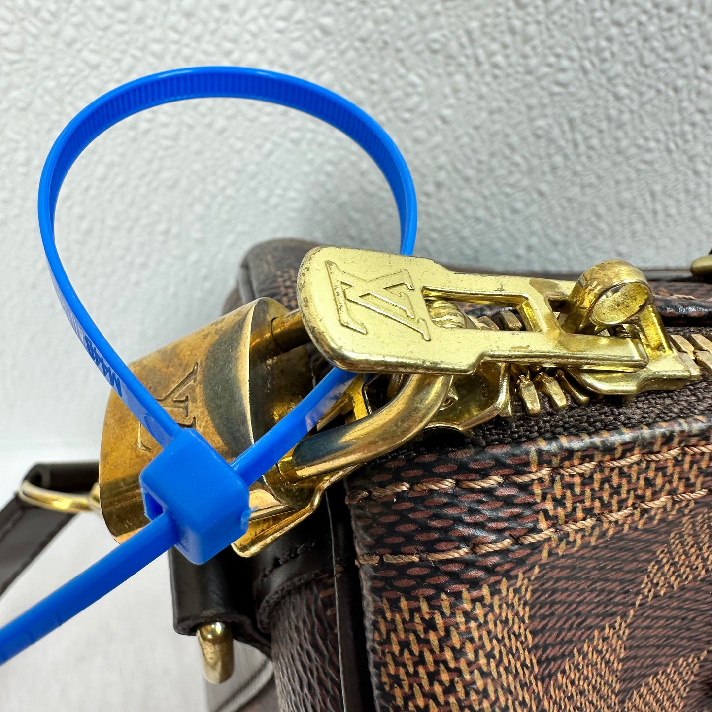 Speedy Bandoulière 25 in Damier Ebene canvas Crossbody Luxury Designer By Louis Vuitton, Size: Small