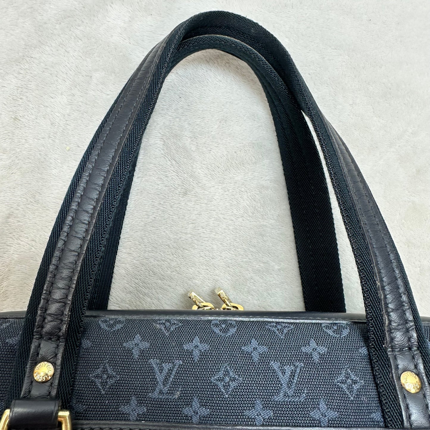 Handbag Luxury Designer By Louis Vuitton, Size: Medium