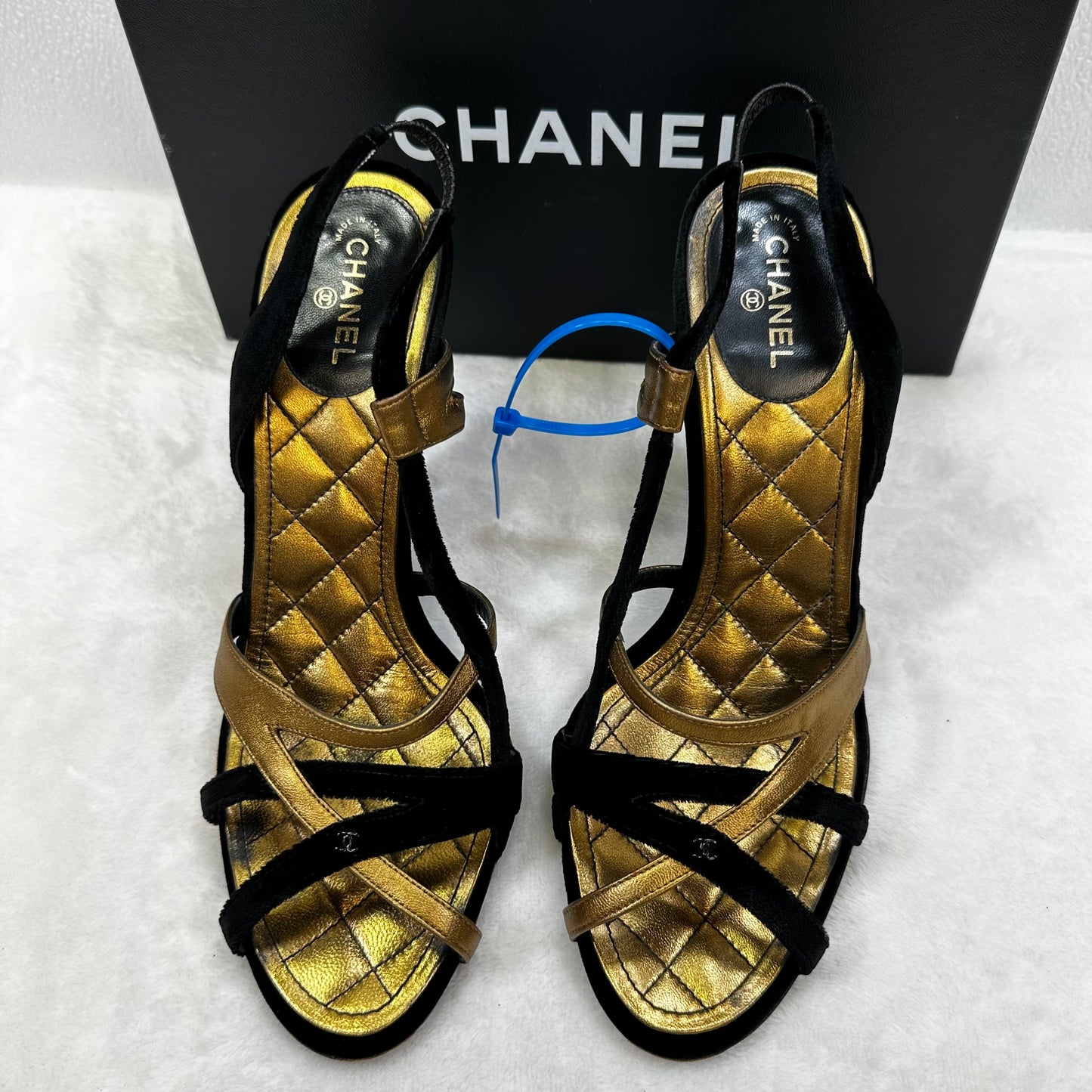 Shoes Designer By Chanel In Gold size 40