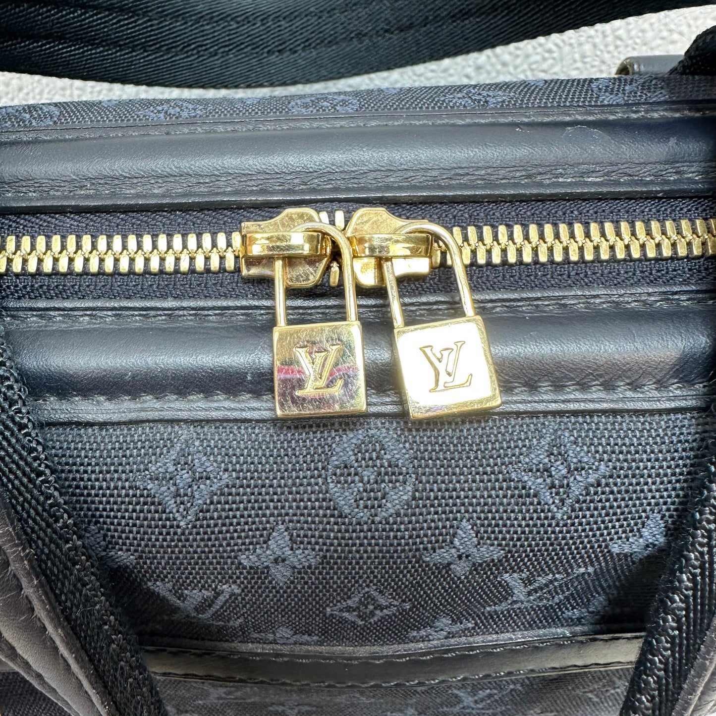 Handbag Luxury Designer By Louis Vuitton, Size: Medium