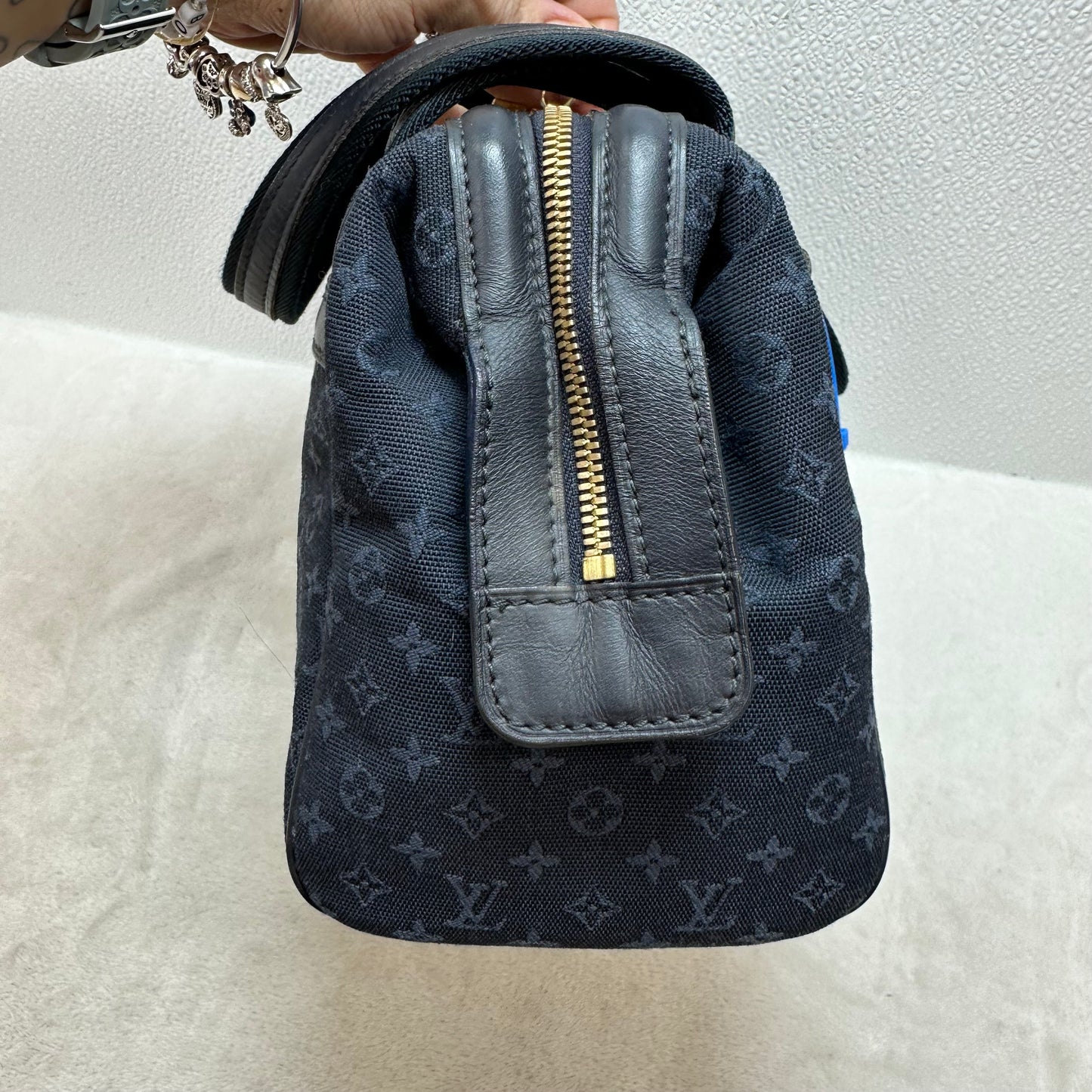 Handbag Luxury Designer By Louis Vuitton, Size: Medium