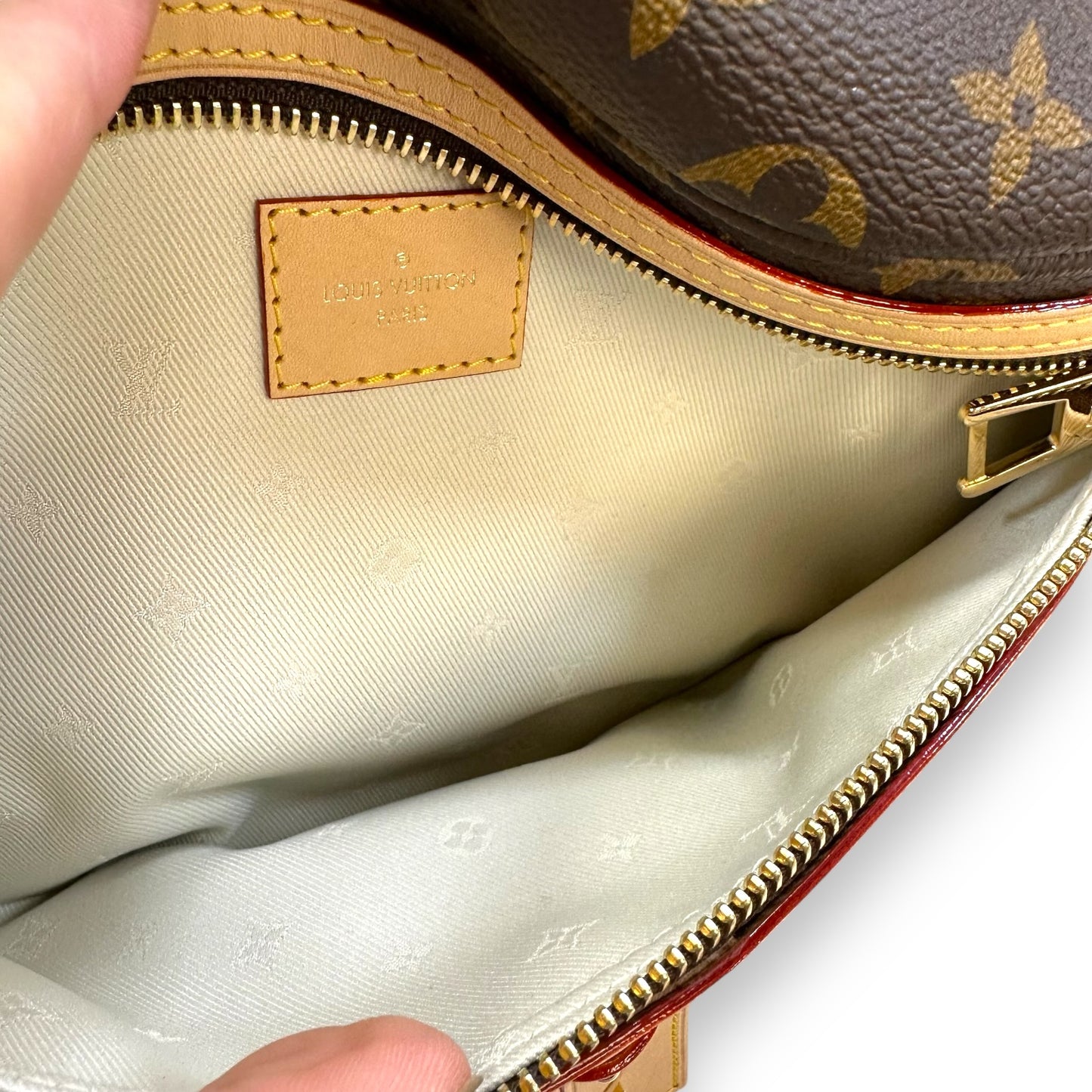 Microchipped HIGH RISE Bum bag Designer By Louis Vuitton, Size: Large
