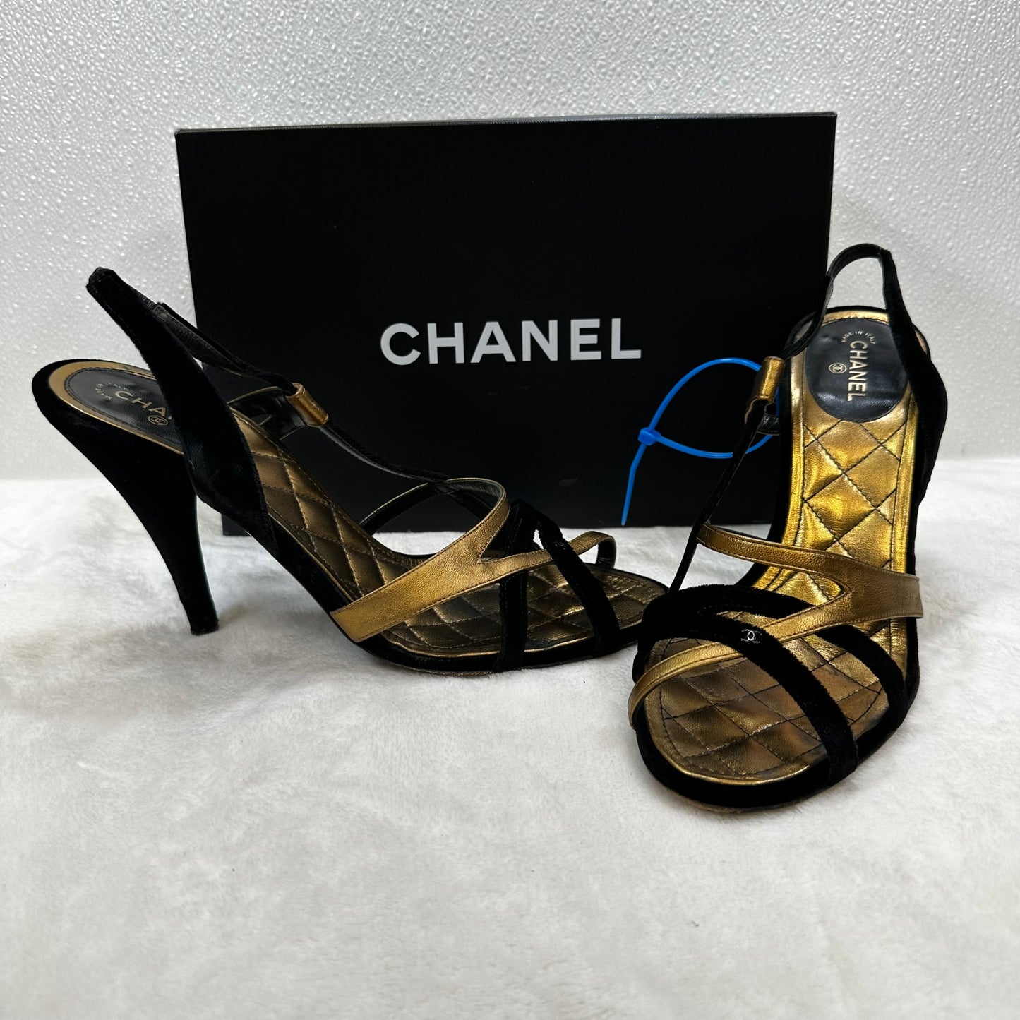 Shoes Designer By Chanel In Gold size 40