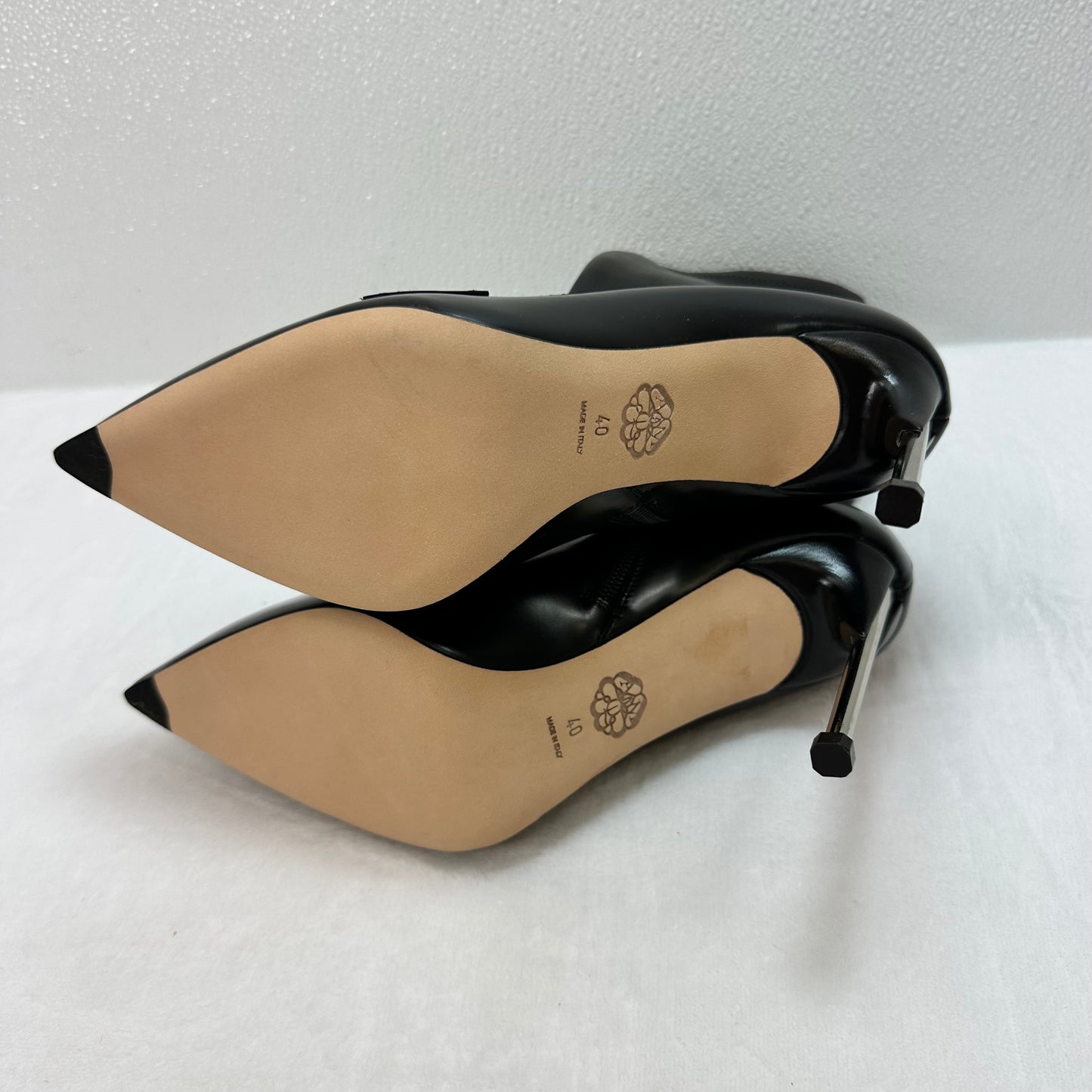 Shoes Luxury Designer By Alexander McQueen In Black, Size: 40/10