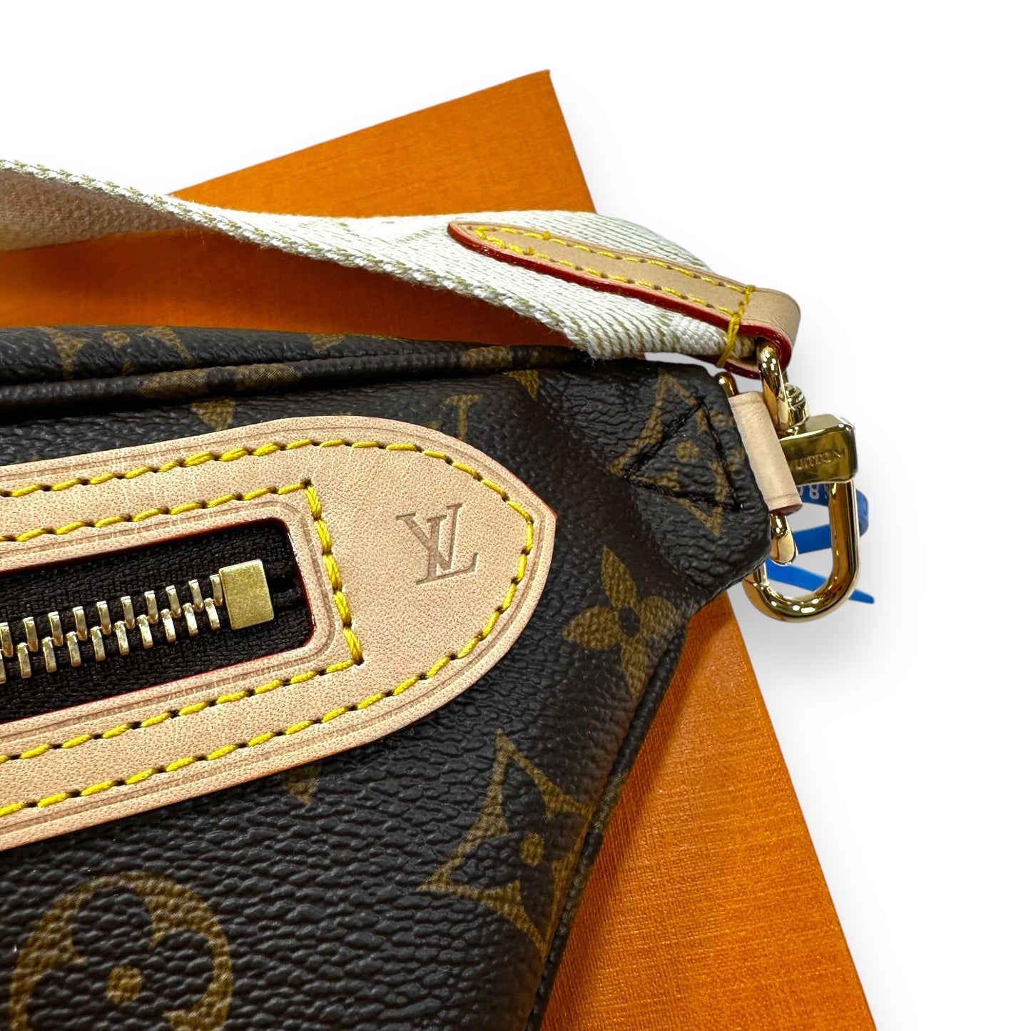 Microchipped HIGH RISE Bum bag Designer By Louis Vuitton, Size: Large