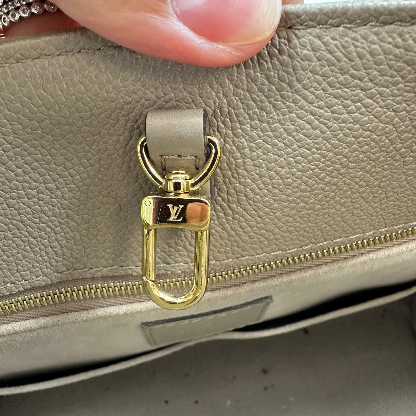 OnTheGo MM tote bag Tourterelle (turtledove) beige Monogram Empreinte leather Handbag Luxury Designer By Louis Vuitton, Size: Medium