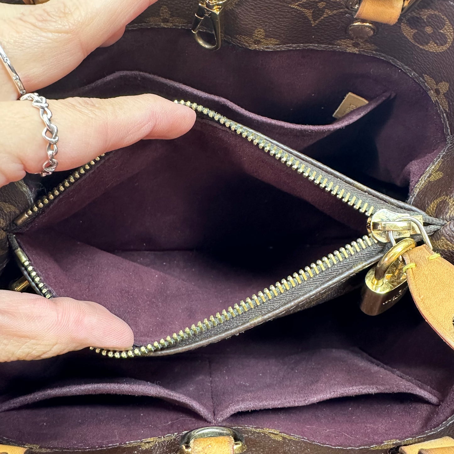 MONTAIGNE Handbag Luxury Designer By Louis Vuitton, Size: Medium