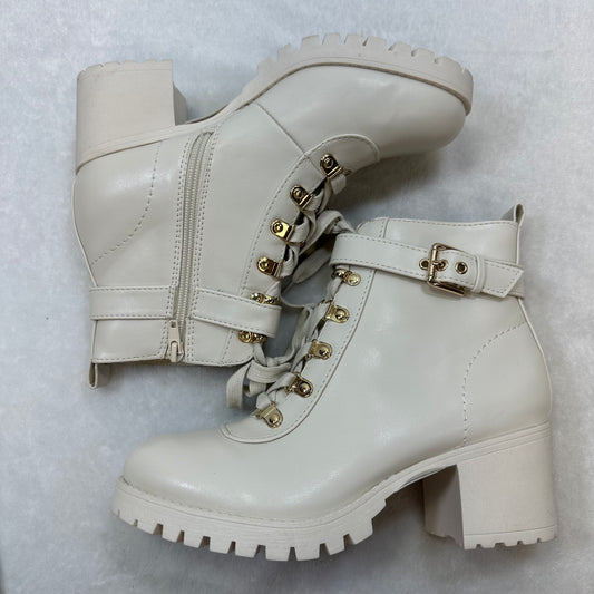 Boots Combat By Clothes Mentor  Size: 8