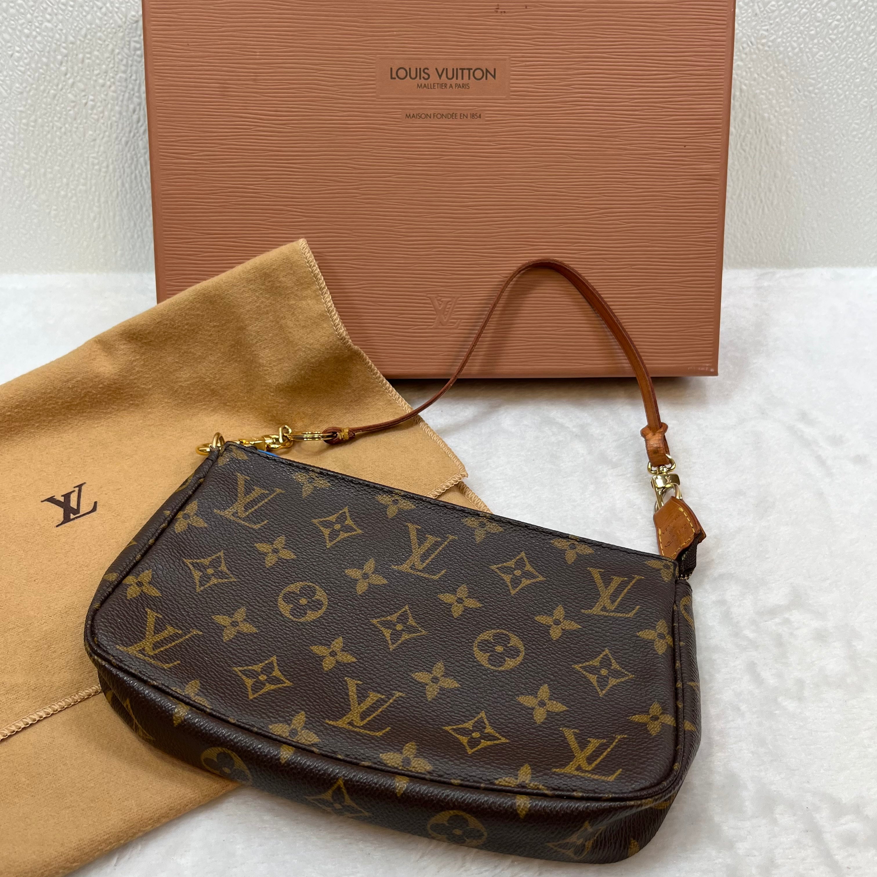 Handbag Designer By Louis Vuitton Size: Small